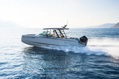 motorboot in beweging op open zee