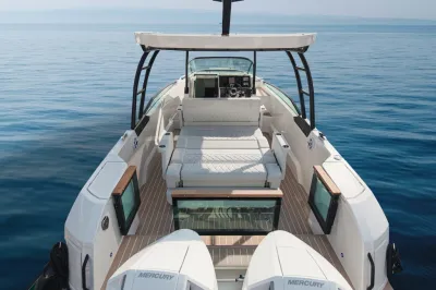 open cockpit van een boot op zee