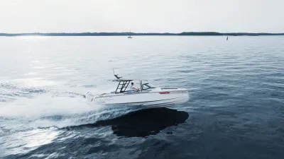 motorboot varend op open water