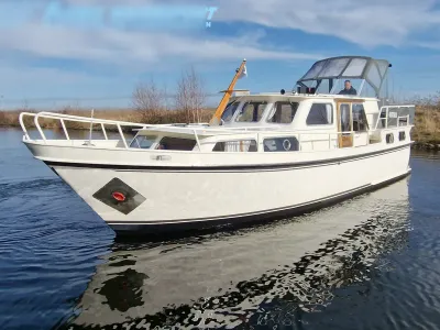 wit motorjacht op rustig water