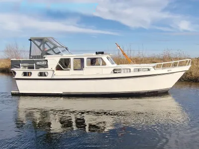 witte motorcruiser op rustig water