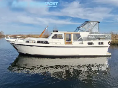 witte motorboot op rustig water