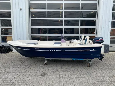 wit-blauwe consoleboot voor een loodsdeur