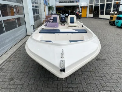 witte consoleboot op parkeerplaats