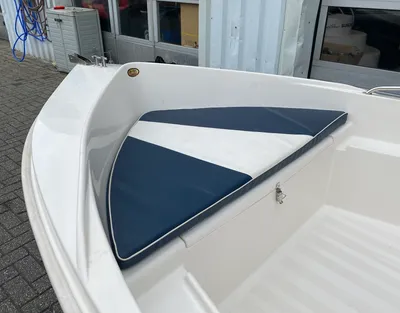 voorste zitgedeelte van kleine open boot