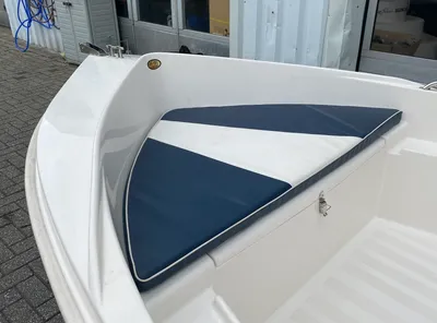 voorzijde kleine consoleboot met zitting