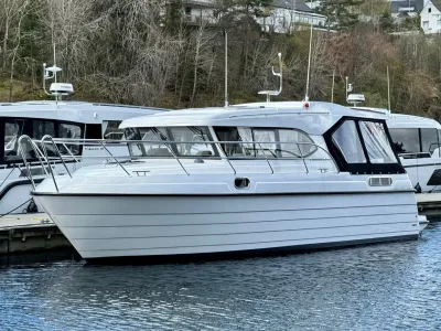 witte kajuitboot aangemeerd in jachthaven