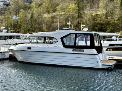 motorboot aangemeerd in jachthaven