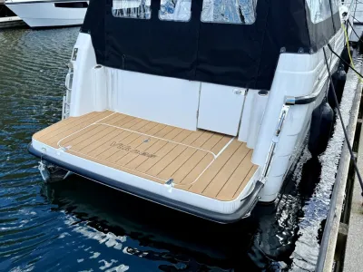 achterdek van boot aan steiger