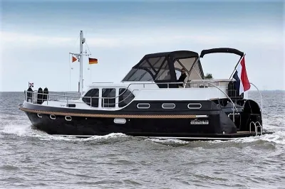 Zijaanzicht van een motorjacht op zee
