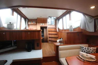 interieur van motorjacht met houten afwerking