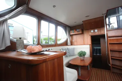 saloninterieur met houtafwerking en ramen