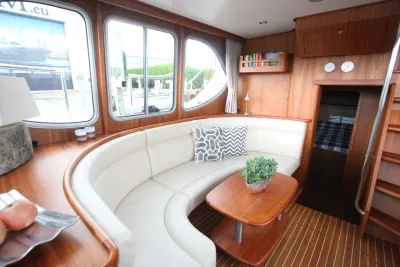 interieur van motorjacht met zithoek