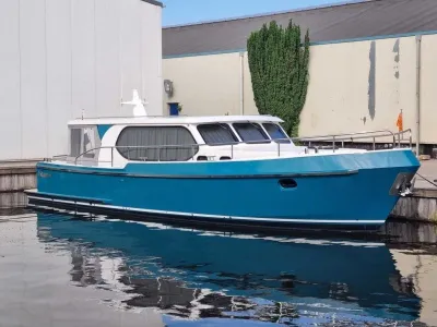 motorjacht afgemeerd naast gebouw