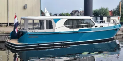 motorjacht aangemeerd naast kade