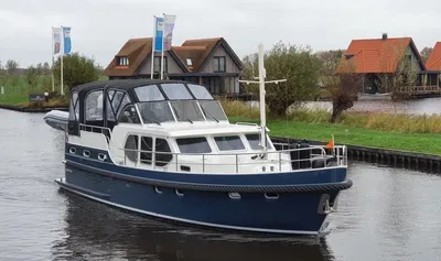 motorjacht in kanaal bij woningen