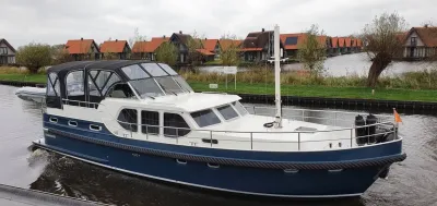 motorjacht in kanaal bij woonhuizen