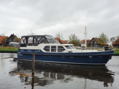 motorjacht in kanaal bij woningen