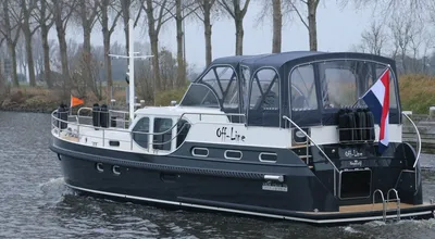 motorjacht bij een steiger