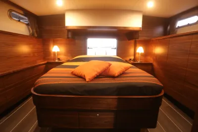 slaapkajuit met houten afwerking en bed