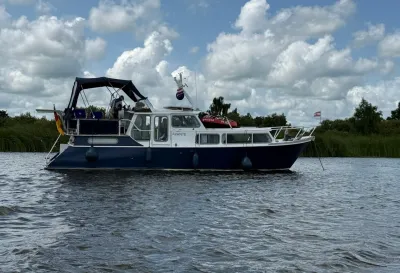 motorjacht op rustig water met wolkenlucht