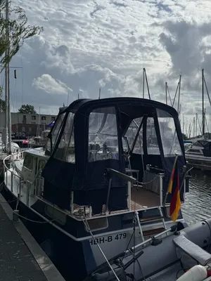 motorboot afgemeerd in jachthaven