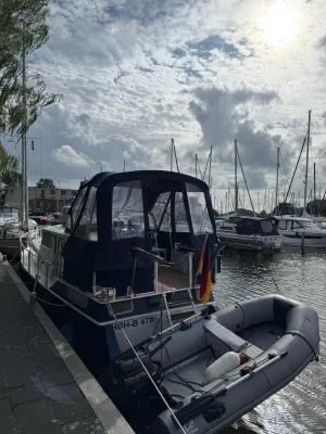 jacht afgemeerd in een jachthaven