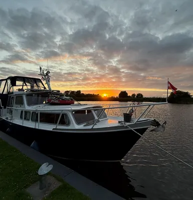 jacht aangemeerd bij zonsondergang