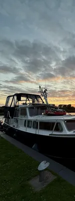 motorjacht aangemeerd bij zonsondergang