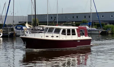 motorjacht in jachthaven