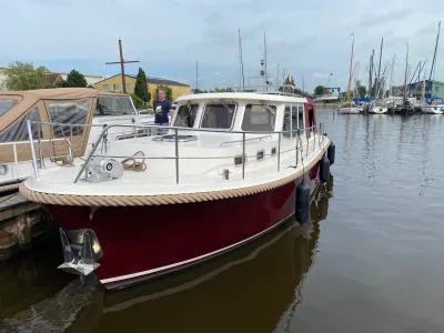 kotter aangemeerd in jachthaven