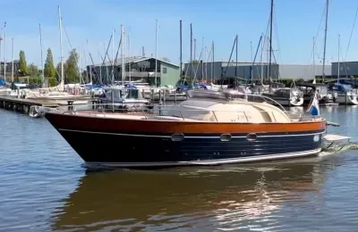 motorjacht in haven op het water
