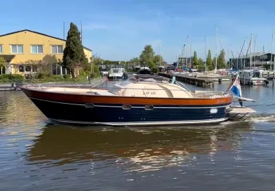 motorjacht in water bij jachthaven