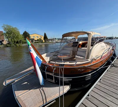 motorjacht aangemeerd bij houten steiger