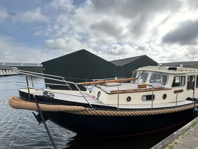 Motorjacht aangemeerd bij steiger