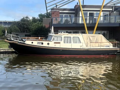 motorboot aangemeerd bij woonhuis