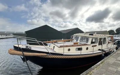 Motorjacht aangemeerd bij steiger