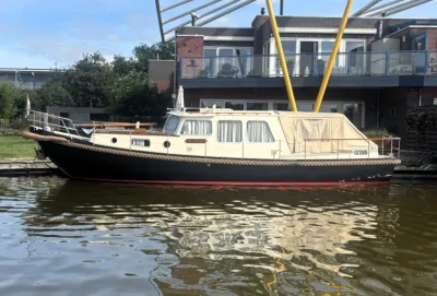motorboot aangemeerd bij woonhuis