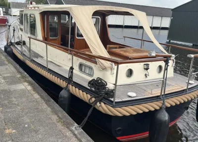 motorvlet aangemeerd bij steiger