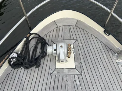 voorkant van boot met dek, ankerlier en touw