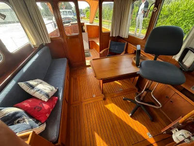 houten kajuitinterieur met zitplaatsen