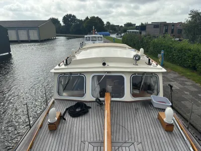 Voorkant van een motorjacht aan de kade