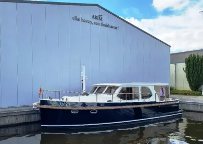 motorjacht afgemeerd bij loods