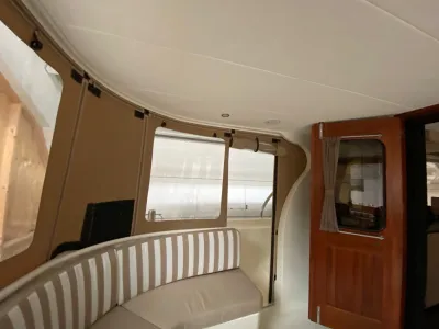 kajuitinterieur met gestreepte bank en houten deur