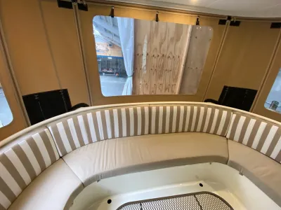 ronde bank en raam in jachtinterieur