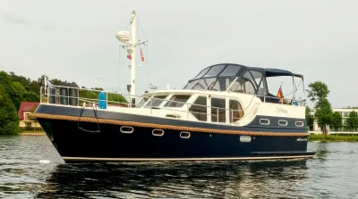 motorjacht voor anker op rustig water