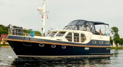 motorjacht aangemeerd op rustig water