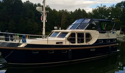 motorjacht aangemeerd in jachthaven