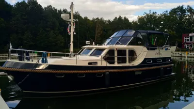 motorjacht afgemeerd bij een steiger