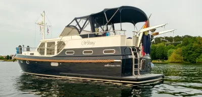 motorjacht op rustig water met bos op achtergrond